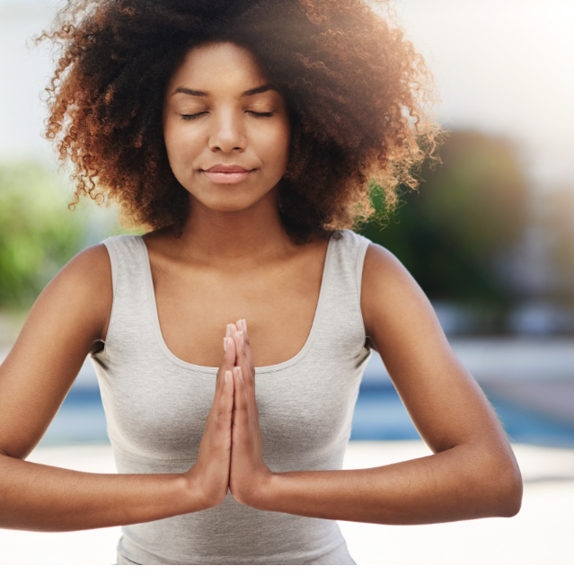 Mensch in meditativer, achtsamer Haltung